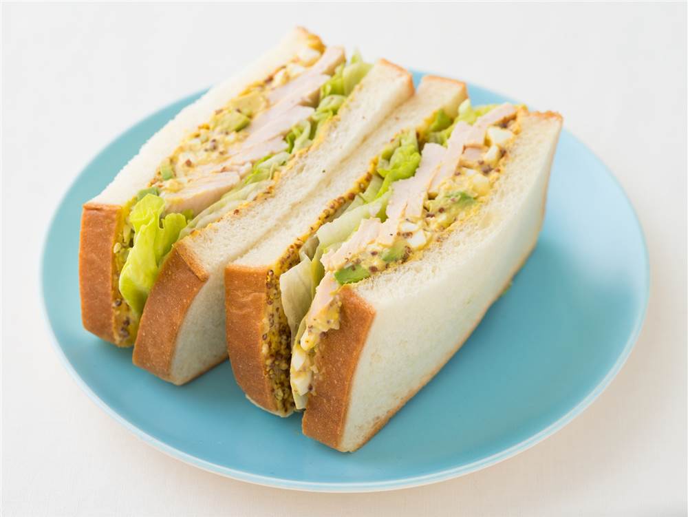 アボカドタルタルとサラダチキンのサンドイッチ