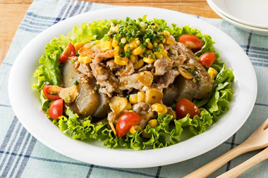 豚肉とガーリックバターこんにゃくのサラダ