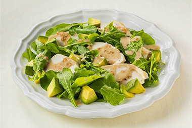 ルッコラとアボカドと蒸し鶏のサラダ