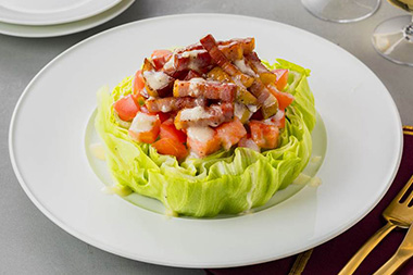 ベーコンとトマトのウェッジサラダ