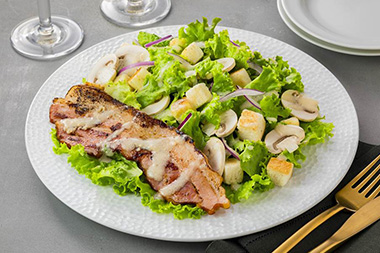 ベーコンとマッシュルームのシーザーサラダ