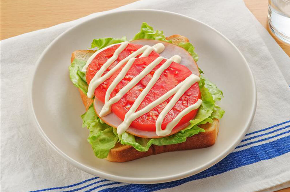 トマトとレタスとハムのオープンサンド