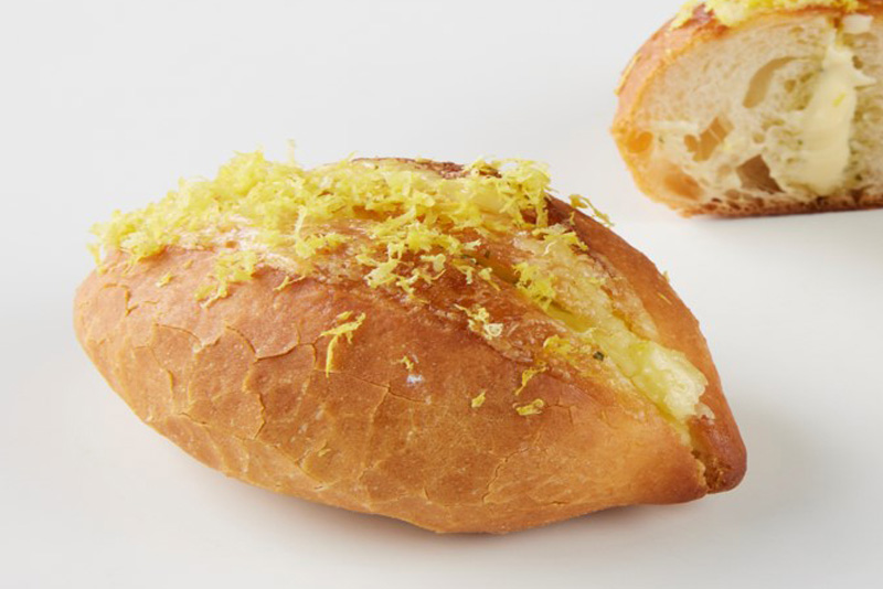 レモンとマオンソースのガーリックフランス