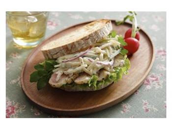 ハーブチキンと細切りポテトのサンドイッチ