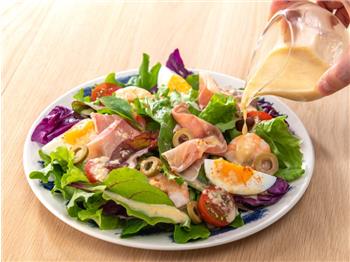 生ハムと茹卵のシェフズオニオンサラダ