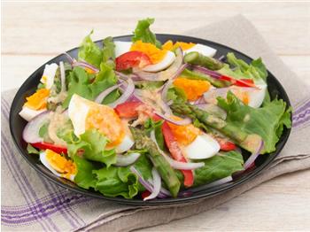 シェフズオニオンの卵たっぷりサラダ