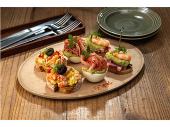 生ハムと茹卵のピンチョス