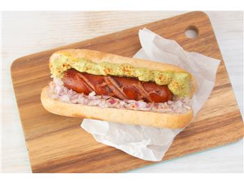 アボカドソースとソーセージのホットドッグ