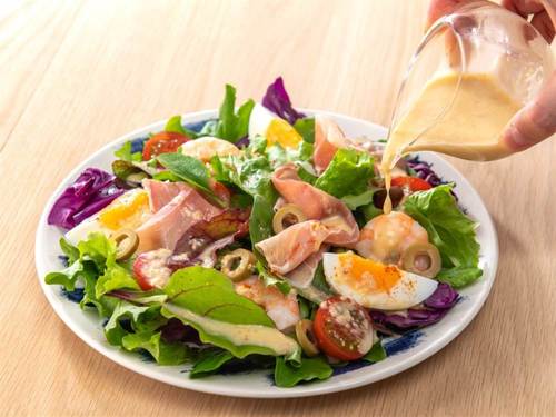 生ハムと茹卵のシェフズオニオンサラダ