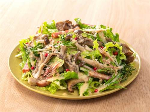 きのことベーコンのシェフズオニオンサラダ