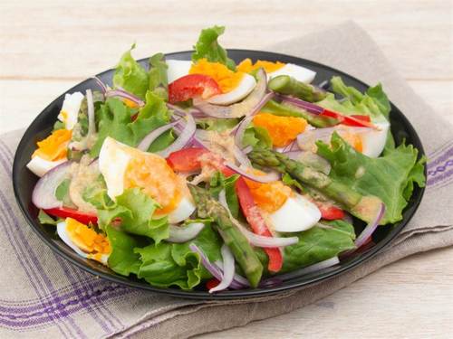 シェフズオニオンの卵たっぷりサラダ