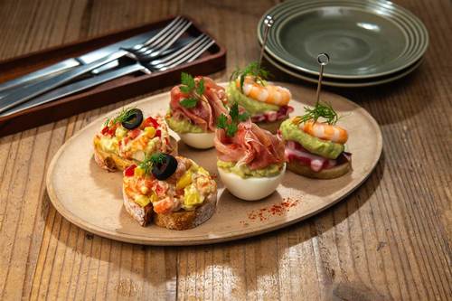 えびとアボカドソースのピンチョス