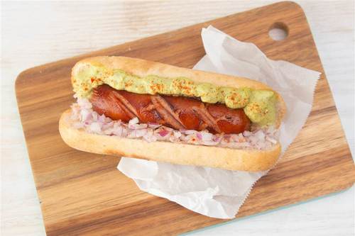 アボカドソースとソーセージのホットドッグ