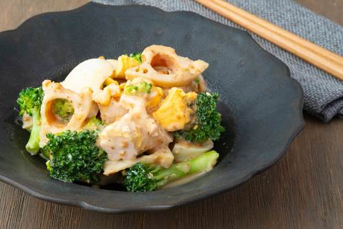 蒸し鶏とブロッコリーの温サラダ