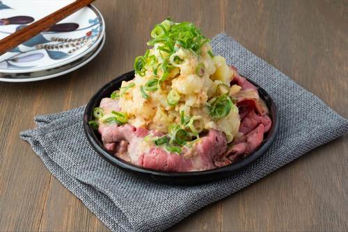 焙煎胡麻ポテトサラダ　ローストビーフ添え