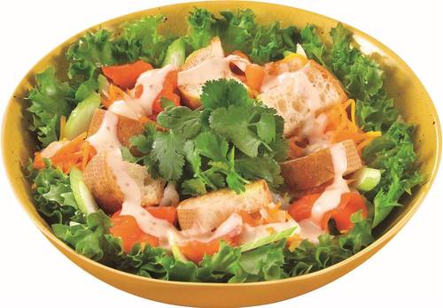 スモークサーモンの焙煎ナッツパンサラダ