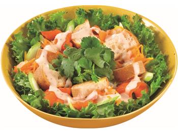 スモークサーモンの焙煎ナッツパンサラダ