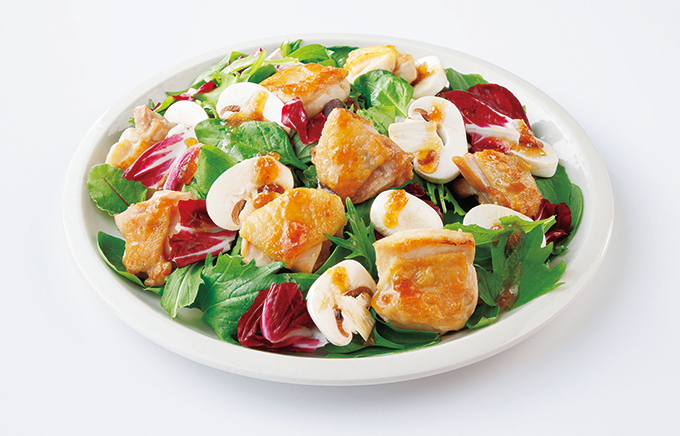 食卓に彩りを添えるサラダの盛りつけ