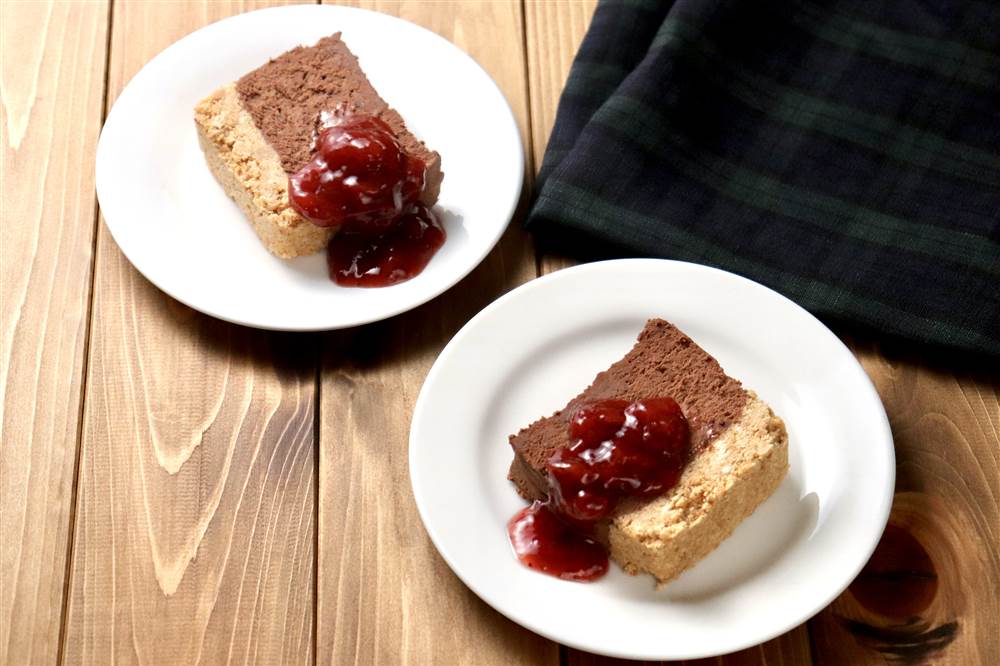 濃厚チョコチーズタルト　いちごソースがけ