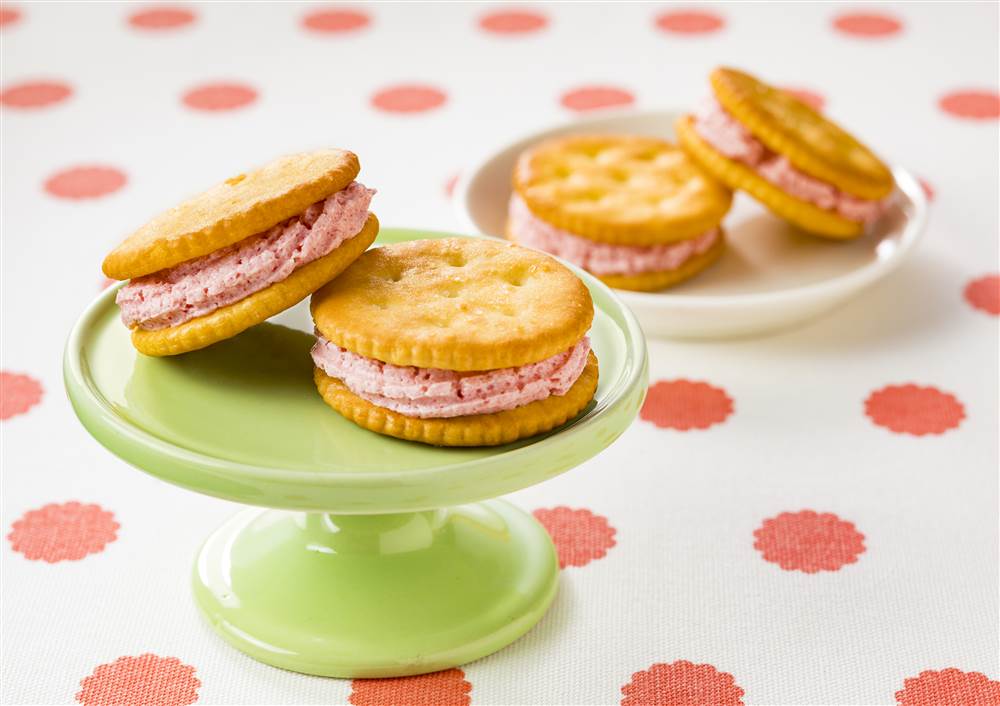 写真：ミルキーホイップ　いちご味のビスケットサンド