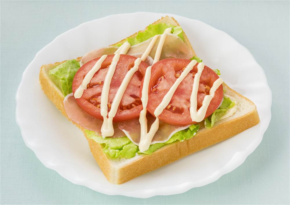 写真：トマトとレタスのオープンサンド