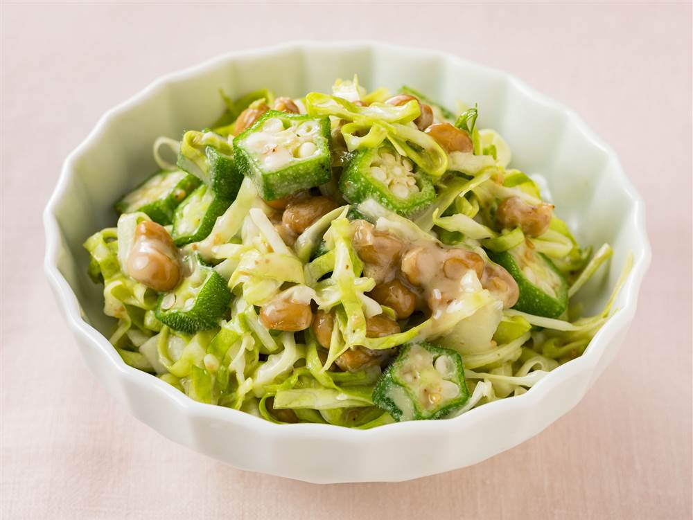 写真：春キャベツと納豆のごまあえサラダ