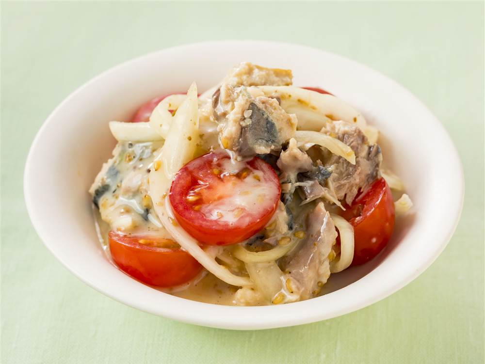 写真：ミニトマトと玉ねぎとさばのサラダ