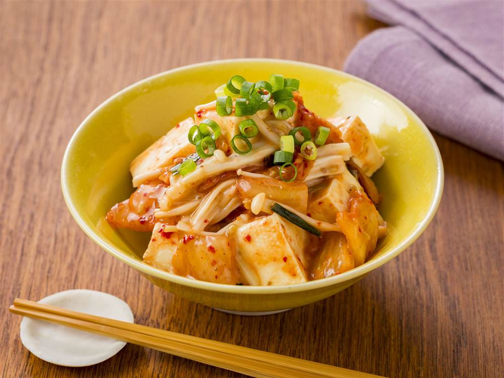 写真：えのきとキムチの豆腐サラダ