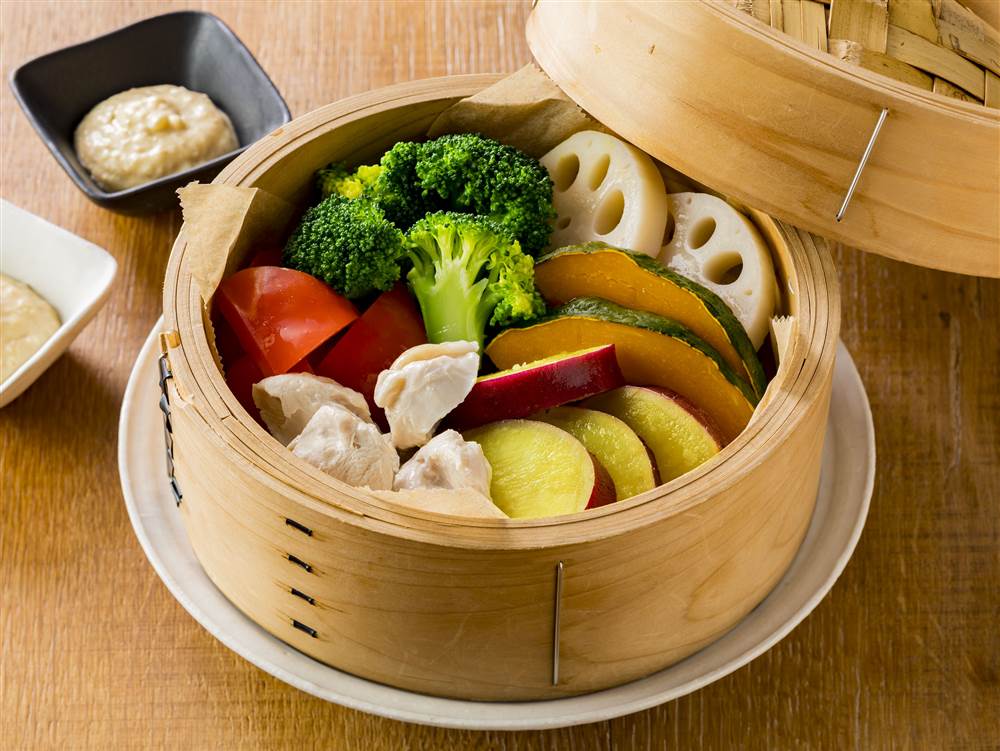 写真：秋野菜と鶏肉のせいろ蒸し 和風タルタルディップ