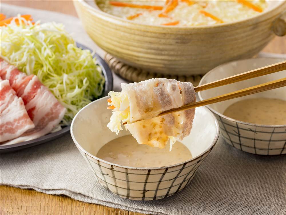 写真：せん切りキャベツと豚肉のしゃぶしゃぶ
