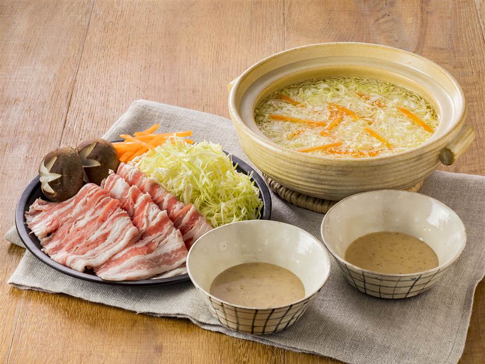 写真：せん切りキャベツと豚肉のしゃぶしゃぶ